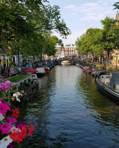 Amsterdam-unfolded-with-Canal-flowers